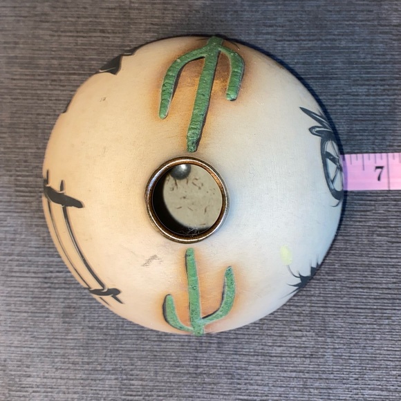 Vtg Southwest vase signed by artist on bottom - Picture 6 of 8